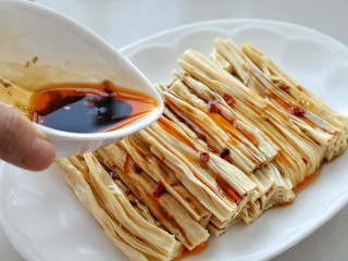 8、葱油腐竹,淋上刚刚调好的酱汁