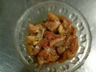 2、电饼铛披萨,准备菜 ，鸡腿是两个，切丁，蔬菜切丁 ！鸡丁放五香粉，胡椒，酱油，盐腌制一会