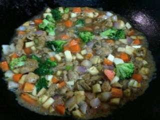 3、电饼铛披萨,锅里放比平时炒菜多的油放入鸡丁， 炸至变色， 将多余的油称出，放一块黄油 ！放入葱花 加入蔬菜丁翻炒 加入一些开水，少一会熬点汤汁出来，加入盐