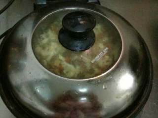 5、电饼铛披萨,铺上菜，马苏擦碎，面片上把鸡肉蔬菜撒上撒上马苏盖上盖子闷会拿出来在烤箱打上2分钟