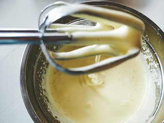 2、奥利奥奶油杯子蛋糕,打到蛋液颜色变浅，细腻浓稠，滴落会有痕迹。