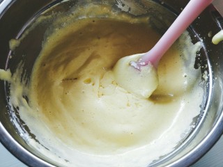 5、奥利奥奶油杯子蛋糕,混合好的面糊倒入主面糊中，翻拌均匀。