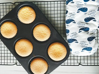 6、奥利奥奶油杯子蛋糕,放入烤箱170度上下火，中下层烤30分钟，烤好后取出晾凉备用。