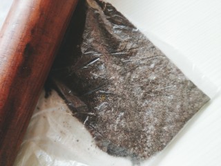 8、奥利奥奶油杯子蛋糕,奥利奥饼干碎装入保鲜袋用擀面杖压碎成细腻的渣渣，一定要压碎碎的，不然大块的饼干碎会堵塞裱花嘴。