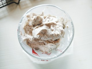 11、奥利奥奶油杯子蛋糕,将打发好的奶油装入装好裱花嘴的裱花袋。