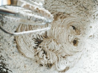 10、奥利奥奶油杯子蛋糕,继续打至硬挺。