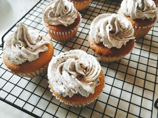 12、奥利奥奶油杯子蛋糕,在蛋糕表面根据喜好随意的挤出花。