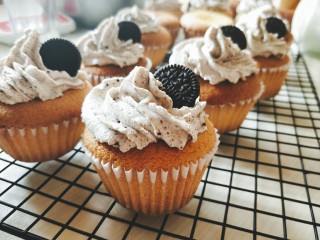 13、奥利奥奶油杯子蛋糕,装饰迷你奥利奥饼干。