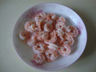 1、冬阴披萨, 海虾去壳开背，用开水迅速的焯一下捞出备用