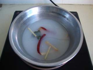 2、冬阴披萨,袋装调料中的香料包取一些加水煮香，倒入椰粉溶化，放凉备用