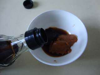 3、冬阴披萨,袋装调料中的酱料全部倒入一个碗中，加鱼露、青柠檬汁搅匀澥开