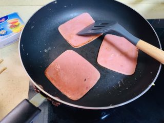 7、献礼祖国70周年华诞-芝士火腿鸡蛋手抓饼,火腿片煎至金黄色