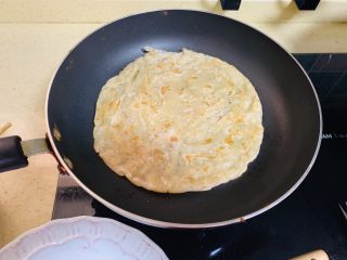 8、献礼祖国70周年华诞-芝士火腿鸡蛋手抓饼,最后手抓饼煎至两面金黄色
