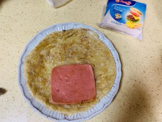 9、献礼祖国70周年华诞-芝士火腿鸡蛋手抓饼,火腿片铺上手抓饼