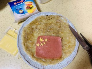 10、献礼祖国70周年华诞-芝士火腿鸡蛋手抓饼,用剪刀把芝士片煎出五角星