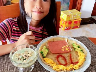 16、献礼祖国70周年华诞-芝士火腿鸡蛋手抓饼,女儿吃的很开心，配上牛油果燕麦杯，健康营养。
