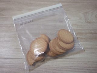 1、覆盆子生乳酪蛋糕,先把饼干装进密封袋里