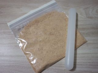 2、覆盆子生乳酪蛋糕,用擀面棍敲碎