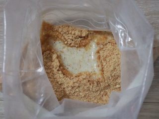 3、覆盆子生乳酪蛋糕,倒入融化的黄油混合