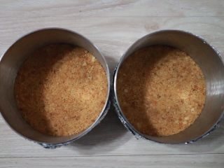 5、覆盆子生乳酪蛋糕,用勺子压平压紧实