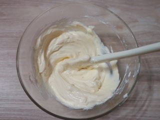 8、覆盆子生乳酪蛋糕,用刮刀搅打顺滑