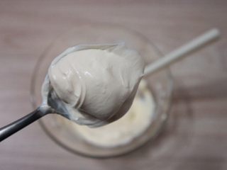 9、覆盆子生乳酪蛋糕,然后加入酸奶油，没有酸奶油可以用浓稠的希腊酸奶替代，也一样好吃的