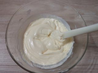 10、覆盆子生乳酪蛋糕,混合均匀，放置一旁备用