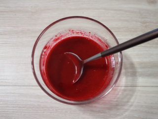 11、覆盆子生乳酪蛋糕,接着加热一下覆盆子果茸