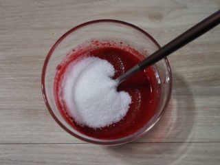 12、覆盆子生乳酪蛋糕,加入细砂糖