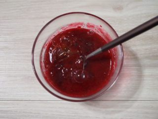 13、覆盆子生乳酪蛋糕,接着加入吉利丁片，搅拌至吉利丁片融化