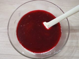 14、覆盆子生乳酪蛋糕,然后将果茸倒入奶油奶酪糊中