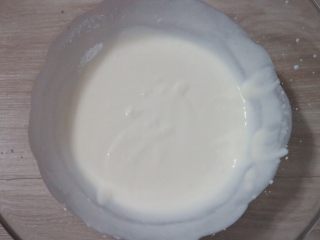 16、覆盆子生乳酪蛋糕,另外取一个盆，打发淡奶油至六分发