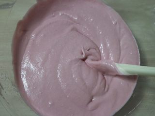 17、覆盆子生乳酪蛋糕,跟覆盆子乳酪糊混合翻拌均匀