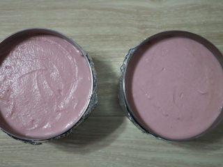 18、覆盆子生乳酪蛋糕,然后分别倒入慕斯圈中