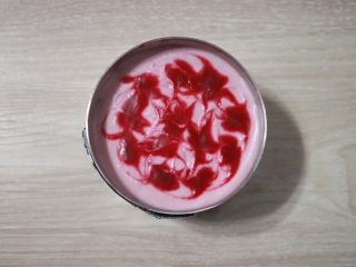 19、覆盆子生乳酪蛋糕,表面可以根据自己的喜好，用覆盆子果茸画出花纹