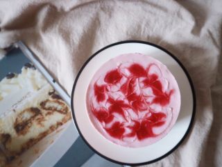 21、覆盆子生乳酪蛋糕,然后放入冰箱冷藏三小时后再脱模享用