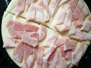 1、鸭肉培根莓干披萨,现成的披萨饼底，铺上培根碎