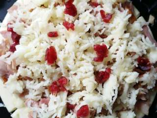 4、鸭肉培根莓干披萨,再铺满芝士碎，洒点蔓越莓干