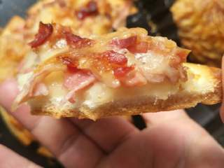 6、鸭肉培根莓干披萨,买现成的饼底，省事，也比自己做的好吃！脆的很香！这个搭配真是超级好吃！不用放蔬菜啦！这样就很好吃！