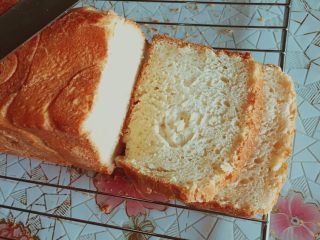 1、吐司的三明治吃法,吐司切片。