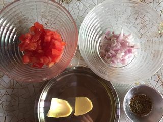 2、吐司的三明治吃法,这个时候我们可以来准备下三文治部分。黄油融化后煸香洋葱粒后加入番茄粒、披萨草即可。这个番茄酱的做法是平常用来做披萨酱的，味道很不错，这次发现材料齐全，就随意操作了。