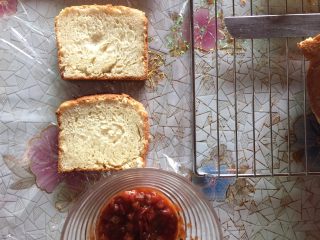 3、吐司的三明治吃法,准备好吐司片和番茄酱。