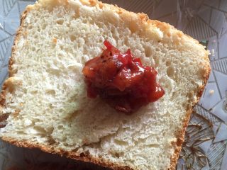 4、吐司的三明治吃法,一层番茄酱。