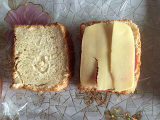 5、吐司的三明治吃法,一层番茄片，一层芝士片。