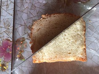 6、吐司的三明治吃法,对角切开。