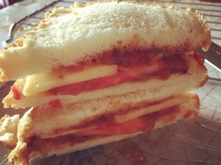 7、吐司的三明治吃法,这样三明治就出来啦～