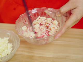 3、彩虹吐司制作图文详细教程, 自己动手做爆款高颜值网红小吃,用筷子蘸点色素搅拌均匀