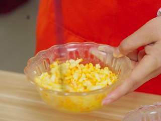 4、彩虹吐司制作图文详细教程, 自己动手做爆款高颜值网红小吃,记得每次搅拌完一种颜色后换一只筷子哟，不然容易混色