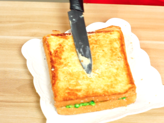 9、彩虹吐司制作图文详细教程, 自己动手做爆款高颜值网红小吃,最后为了追求颜值更美，我们给煎好的吐司上趁热再抹一点黄油