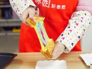 11、彩虹吐司制作图文详细教程, 自己动手做爆款高颜值网红小吃,来感受一下吐司吐彩虹的过程吧~